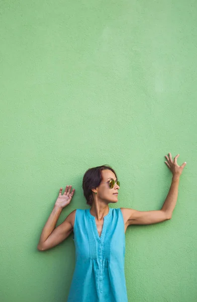 Chica Fondo Una Pared Verde Una Mujer Delgada Con Gafas —  Fotos de Stock