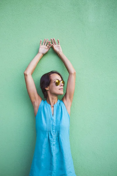 Mulher Magra Vestido Fundo Parede Verde Menina Sorridente Com Óculos — Fotografia de Stock