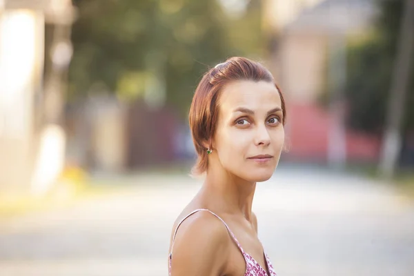 Retrato Una Joven Cara Chica Fondo Ciudad Morena Con Pelo —  Fotos de Stock