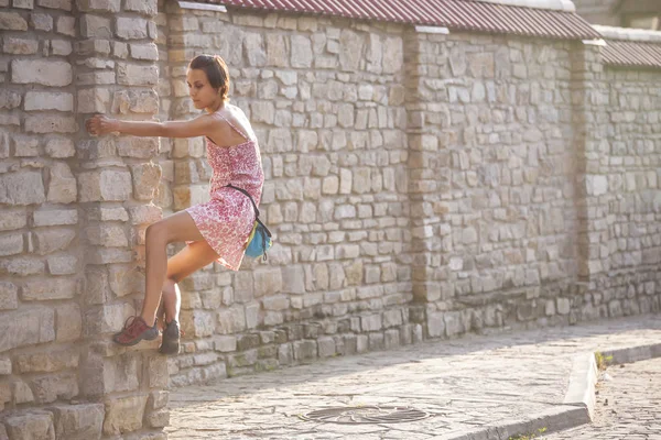 Klettert Das Mädchen Die Steinmauer Hinauf Eine Frau Sommerkleid Klettert — Stockfoto