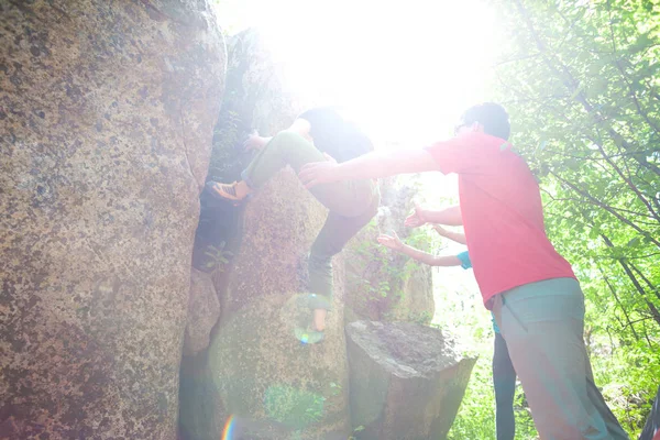 Escalada Natureza Amigos Sobem Pedra Menina Sobe Pedra Amigos Apoiá — Fotografia de Stock