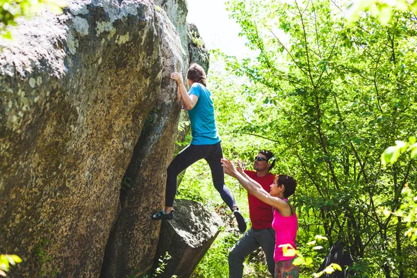 Escalada Naturaleza Los Amigos Suben Piedra Chica Sube Piedra Los — Foto de Stock