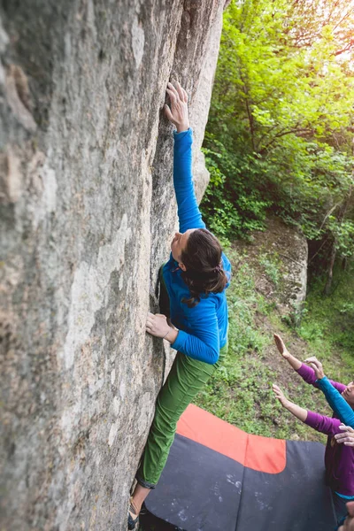 Escalador Boulder Naturaleza Chica Trepa Sobre Una Gran Piedra Mujer — Foto de Stock