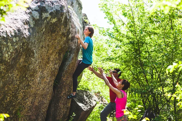 속에서 친구는 여자는 그녀를 자연에서 Bouldering입니다 활동적인 생활양식입니다 스포츠 사람들입니다 — 스톡 사진