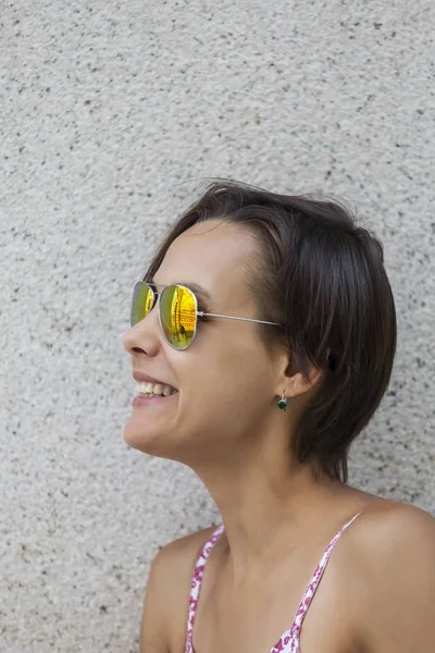 Retrato Una Chica Hermosa Una Esbelta Mujer Con Gafas Está —  Fotos de Stock