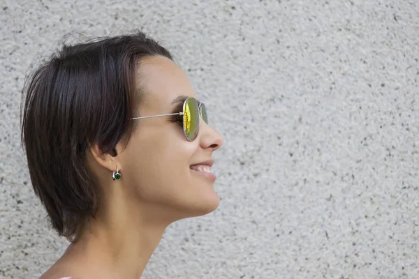 Retrato Una Chica Hermosa Una Esbelta Mujer Con Gafas Está —  Fotos de Stock