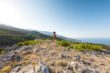 gün batımına karşı Dağları aşarak kızı çalışır. doğada bir sporcu eğitim.