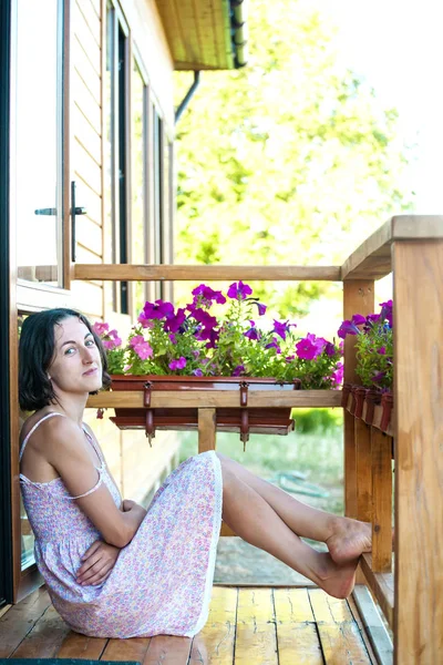 Chica Está Sentada Suelo Madera Terraza Una Mujer Descalza Descansa —  Fotos de Stock