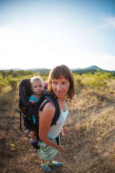 Rapaz Está Sentado Numa Mochila Miúdo Está Viajar Com Pais — Fotografia de Stock