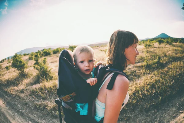 Хлопчик Сидить Рюкзаку Малюк Подорожує Батьками Сходження Дитиною Мати Носить — стокове фото