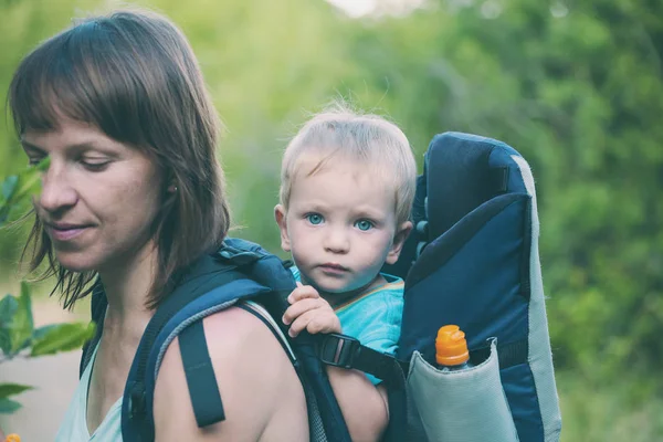 Ein Junge Sitzt Einem Rucksack Das Kind Ist Mit Seinen — Stockfoto