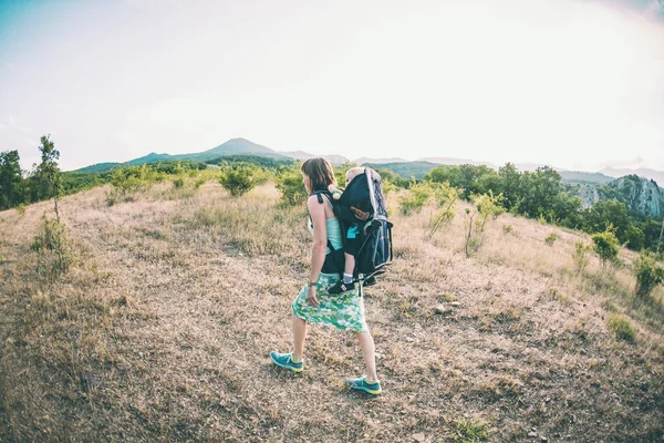 Chico Está Sentado Una Mochila Niño Viaja Con Sus Padres — Foto de Stock