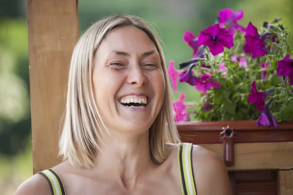 Retrato Una Mujer Sonriente Rubia Fondo Una Casa Madera Una — Foto de Stock