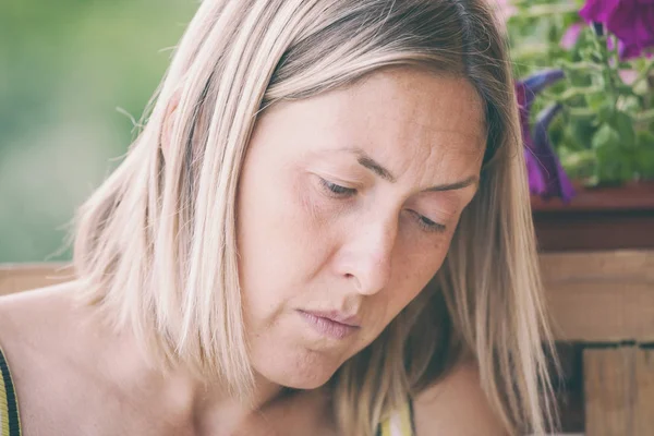 Retrato Una Mujer Pensativa Emociones Calma Ensueño Rubia Fondo Una —  Fotos de Stock