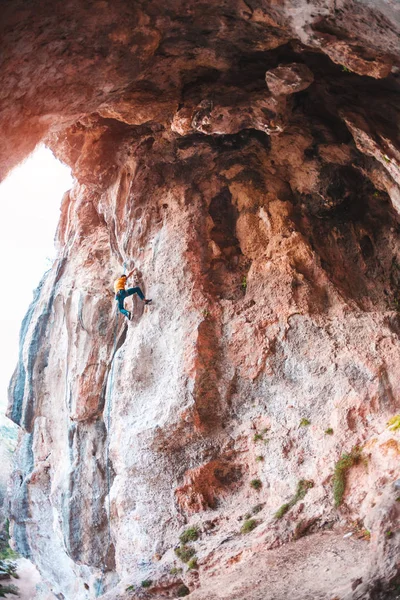 Man Klättrar Rock Rock Form Båge Cave Träning Utomhus Extrema — Stockfoto