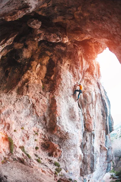 Man Klättrar Rock Rock Form Båge Cave Träning Utomhus Extrema — Stockfoto