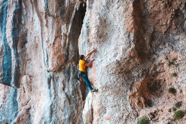 Homem Sobe Rocha Escalada Natureza Fitness Livre Estilo Vida Ativo — Fotografia de Stock