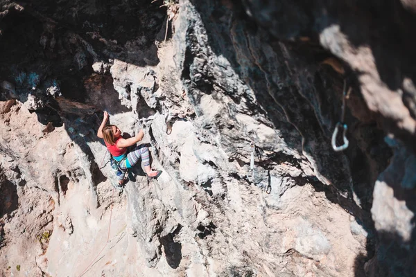 Una Mujer Sube Roca Atleta Entrena Relieve Natural Escalada Roca —  Fotos de Stock