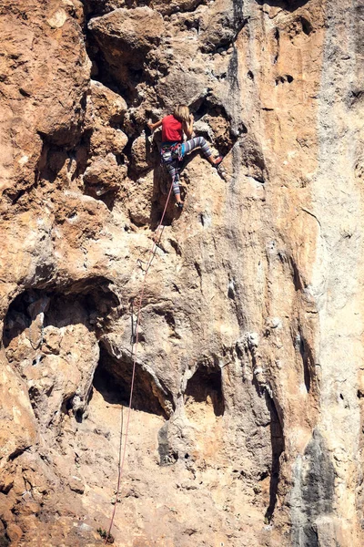 Жінка Піднімається Скелю Сходження Природу Фітнес Відкритому Повітрі Активний Спосіб — стокове фото