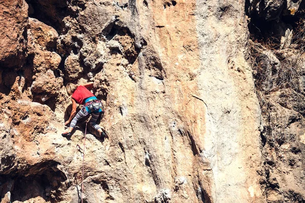 Eine Frau Erklimmt Den Felsen Klettern Der Natur Fitness Freien — Stockfoto