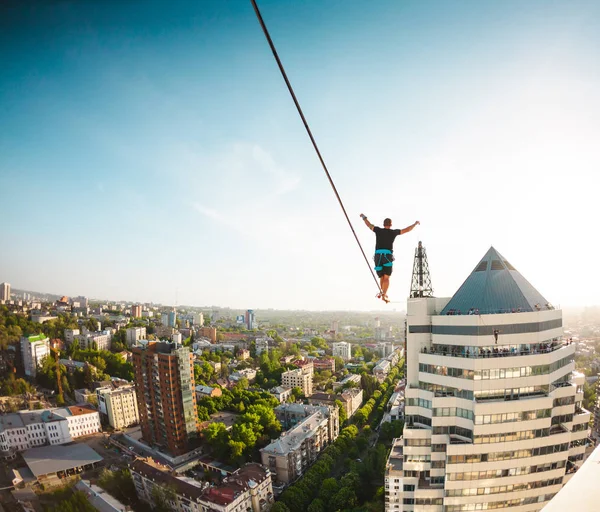 Man Walks Line Stretched Two Buildings Man Catches Balance Altitude — Stock Photo, Image