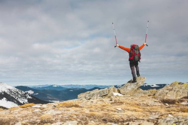 Dağcı güneşli bir üstte bir sırt çantası ile. Dağ, insanların güzel vahşi, bir dağın tepesine tırmandı ve onun başarı zevk adam seyahat bir adam çıktı.