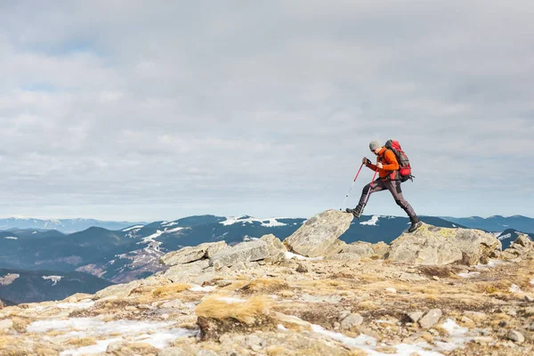 Escalade Avec Sac Dos Sur Dessus Homme Montait Sur Montagne — Photo