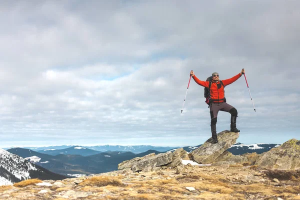 Alpinist Rucsac Deasupra Într Însorită Urcat Munte Oameni Care Călătoresc — Fotografie, imagine de stoc