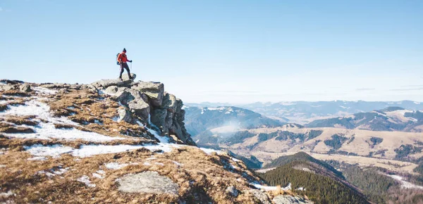 Ορειβάτης Ένα Σακίδιο Στην Κορυφή Ένας Άνθρωπος Που Ανέβηκε Στο — Φωτογραφία Αρχείου