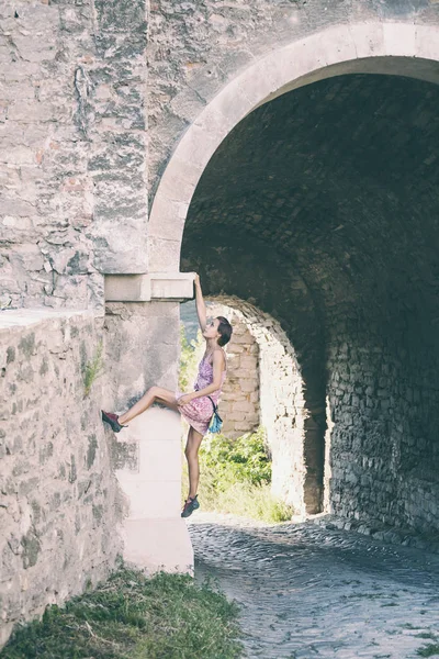 Lány Mászik Kőfal Egy Egy Nyári Ruha Felmászik Falon Egy — Stock Fotó