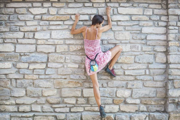 Klettert Das Mädchen Die Steinmauer Hinauf Eine Frau Sommerkleid Klettert — Stockfoto