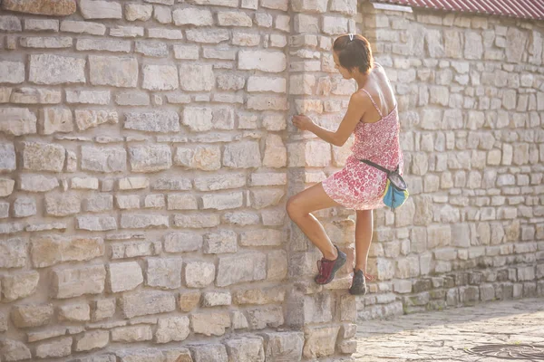 Klettert Das Mädchen Die Steinmauer Hinauf Eine Frau Sommerkleid Klettert — Stockfoto