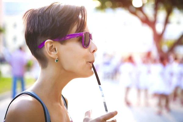 Dziewczyna Okularach Spacery Mieście Pije Poranną Kawę Uśmiechający Się Kobieta — Zdjęcie stockowe