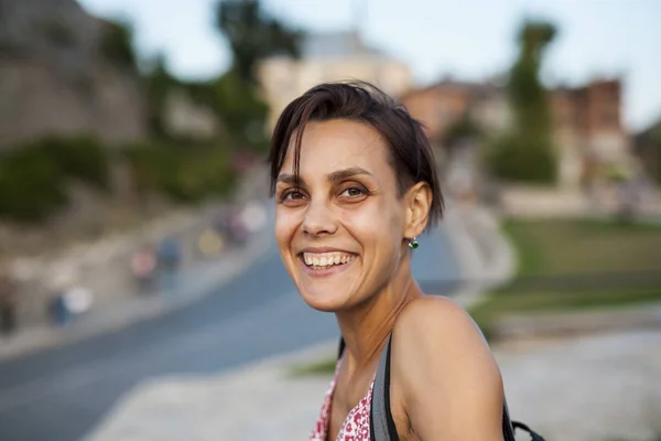 Lächelnde Frau Aus Nächster Nähe Porträt Einer Brünetten Mit Kurzen — Stockfoto