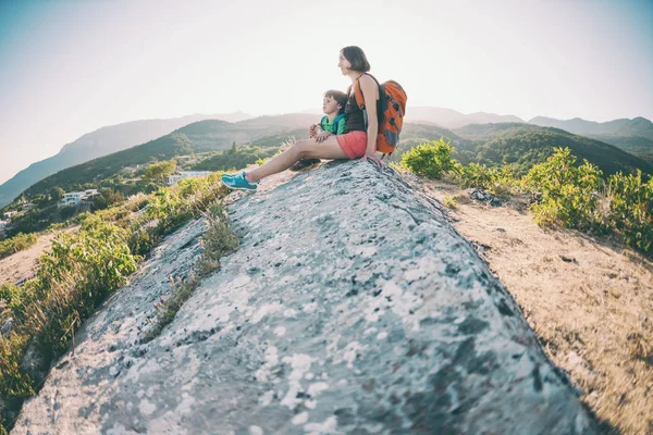 Жінка Подорожує Дитиною Мати Сином Сидить Великій Скелі Підніміться Вершину — стокове фото