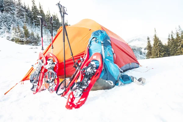 Raquetas Nieve Mochila Bastones Trekking Cerca Tienda Equipo Para Una — Foto de Stock