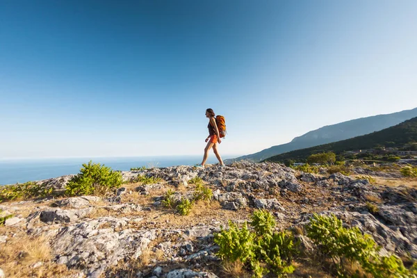 Ragazza Cima Alla Montagna Una Donna Con Uno Zaino Cammina — Foto Stock