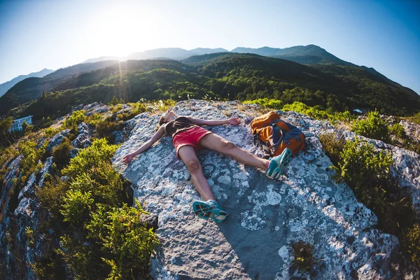 Дівчина Рюкзаком Лежить Вершині Гори Заході Сонця Жінка Займається Йогою — стокове фото