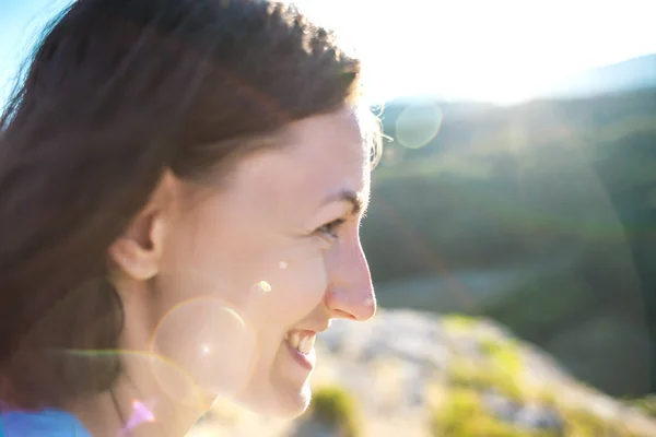 Πορτρέτο Μιας Γυναίκας Χαμογελαστό Κορίτσι Στο Φόντο Των Βουνών Μελαχρινή — Φωτογραφία Αρχείου