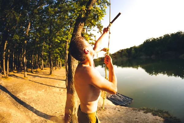 Saute Bungee Homme Repose Sur Lac Une Balançoire Une Corde — Photo