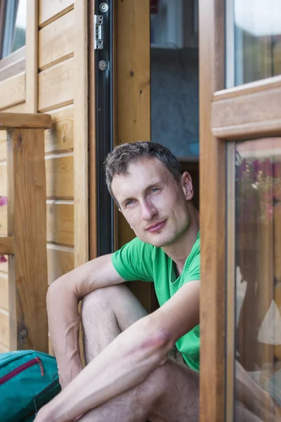 Retrato Hombre Joven Está Sentado Cerca Puerta — Foto de Stock