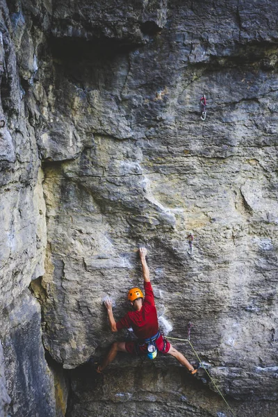 ヘルメットの男が岩に登る 自然の中でクライミング 屋外でフィットネス 積極的なライフスタイル 極端なスポーツだ アスリートは自然救済の訓練を受ける 絵のような場所での訓練 トルコでの登山 — ストック写真