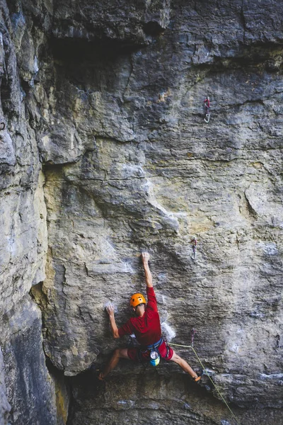 Homem Capacete Sobe Rocha Escalada Natureza Fitness Livre Estilo Vida — Fotografia de Stock