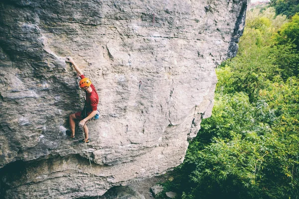 Homem Capacete Sobe Rocha Escalada Natureza Fitness Livre Estilo Vida — Fotografia de Stock