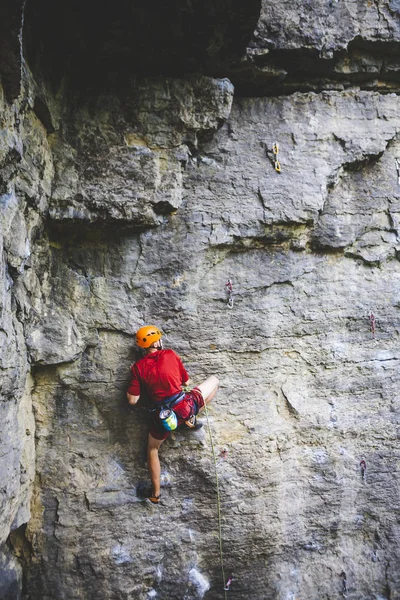 Ein Mann Mit Helm Erklimmt Den Felsen Klettern Der Natur — Stockfoto