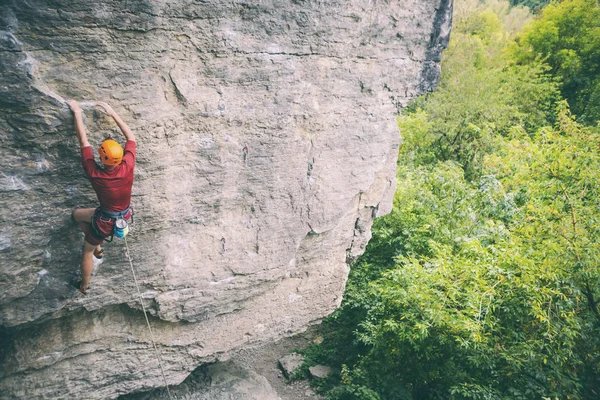 Man Helmet Climbs Rock Climbing Nature Fitness Outdoors Active Lifestyle — Stock Photo, Image