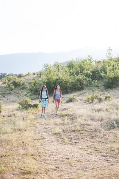 Dos Mujeres Con Mochilas Viajan Por Las Montañas Las Chicas — Foto de Stock