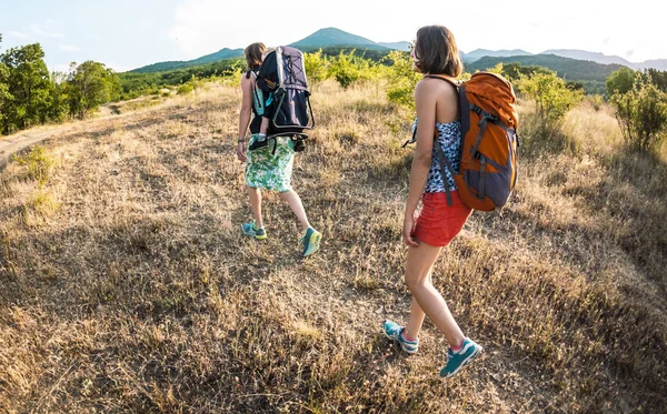 Due Donne Viaggiano Con Bambino Ragazza Porta Suo Figlio Uno — Foto Stock