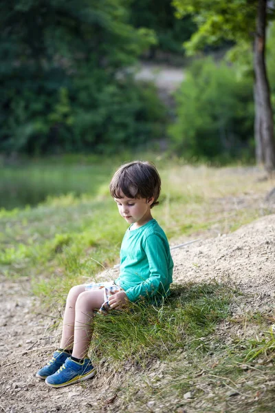 Rapaz Está Sentado Numa Clareira Florestal Uma Criança Está Descansando — Fotografia de Stock