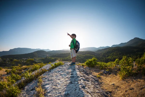 Junge Auf Dem Gipfel Des Berges Bei Sonnenuntergang Ein Kind — Stockfoto